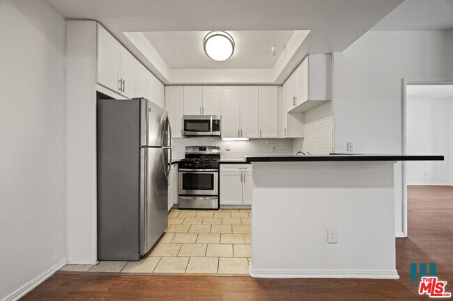 Building Photo - 1561 S Barrington Ave