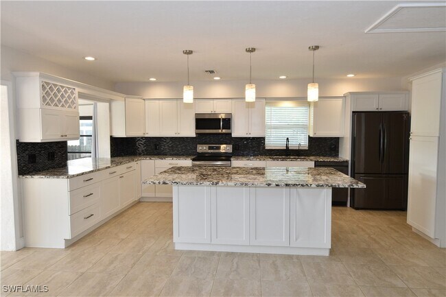 Building Photo - 3461 Lakeview Dr