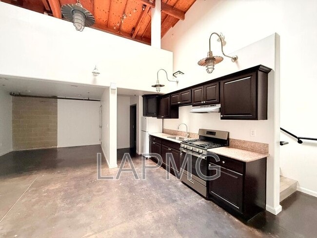 Building Photo - 1734 N Main St