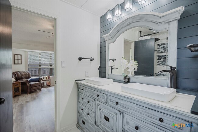 Building Photo - 1012 Pin Oak Dr