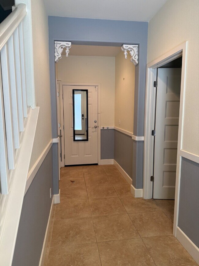 Building Photo - Gorgeous 4 Bed, 3.5 Bath End Unit Townhome in Perfect Dublin Location