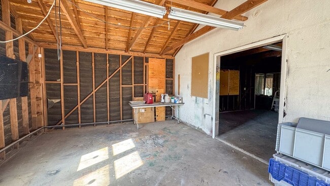 Building Photo - 3-Bed, 2-Bath Single Story Home with Big Y...