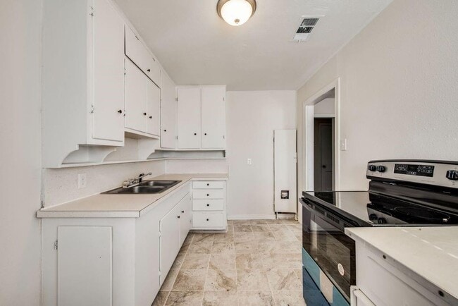 Building Photo - Charming Home in Prime Grand Prairie Locat...