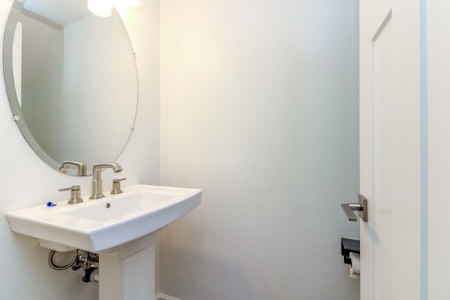 Building Photo - Beautiful upgraded 4 bedroom DuPont home with AC and sprinkler system