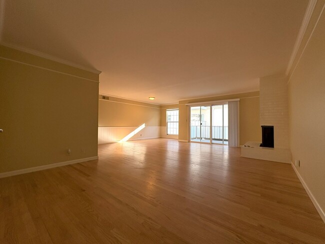 Building Photo - Spacious & Bright 3-Bedroom Condo in Menlo...