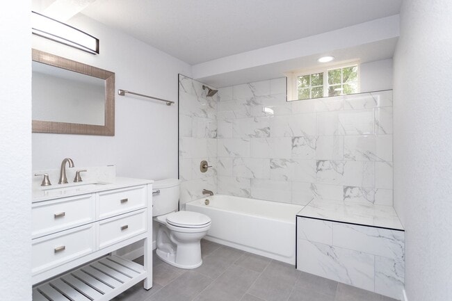 Building Photo - Beautifully Refurbished Home Near Downtown...