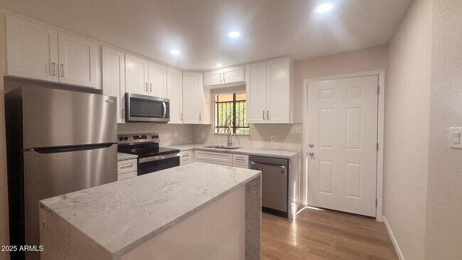 Building Photo - 3131 W Cochise Dr