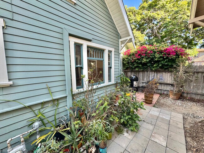 Building Photo - Charming 2-Bedroom Home with Modern Upgrades in Downtown Long Beach
