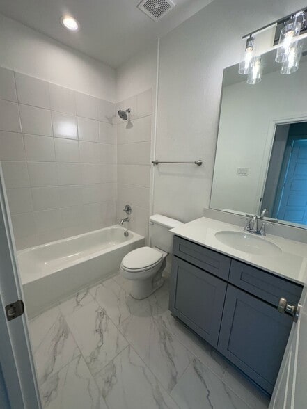 Secondary bathroom - 3429 Vista Highlands Ln