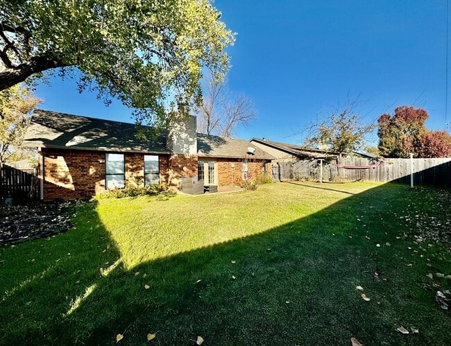 Building Photo - 2200 W Rockypoint Dr