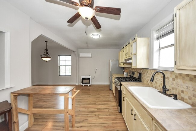 Building Photo - 215 St Charles Dr