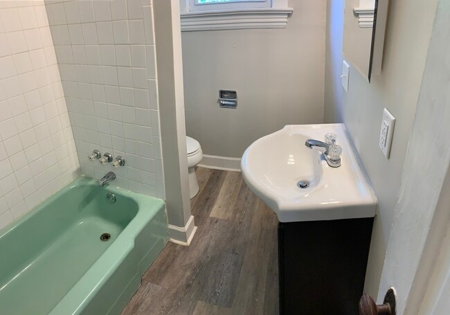 Upper Floor Bathroom - 606 Cayton St