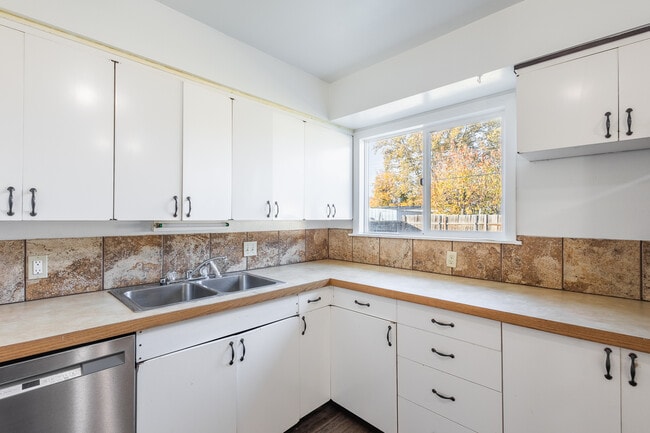 Building Photo - 1609 N Plateau Ave