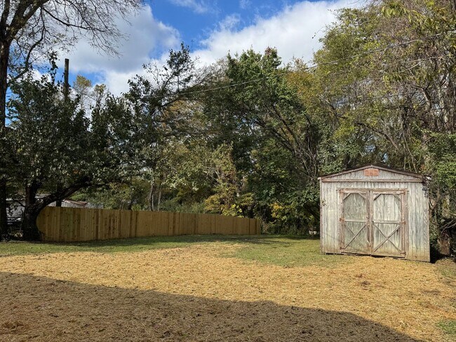 Building Photo - Just Remodeled! Conveniently located 3bdr/...