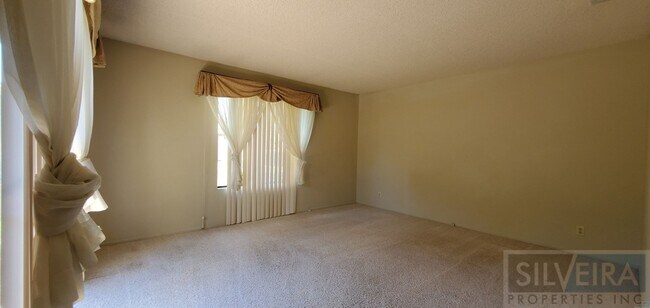 Building Photo - Cozy 2 bedroom 2 Bath home near Stowell and Broadway!