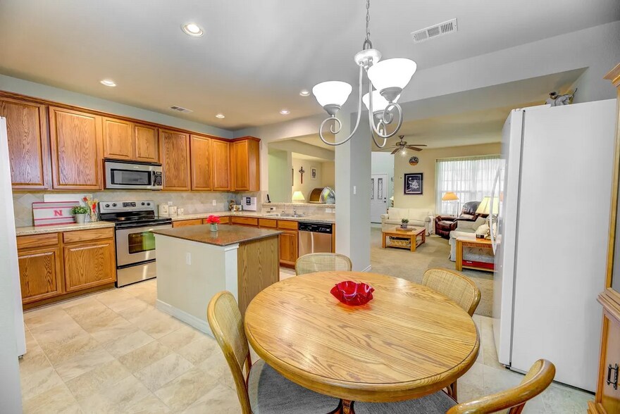 Building Photo - 2409 Creek Villas Dr