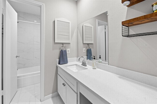 Building Photo - 10327 Gladewood Dr