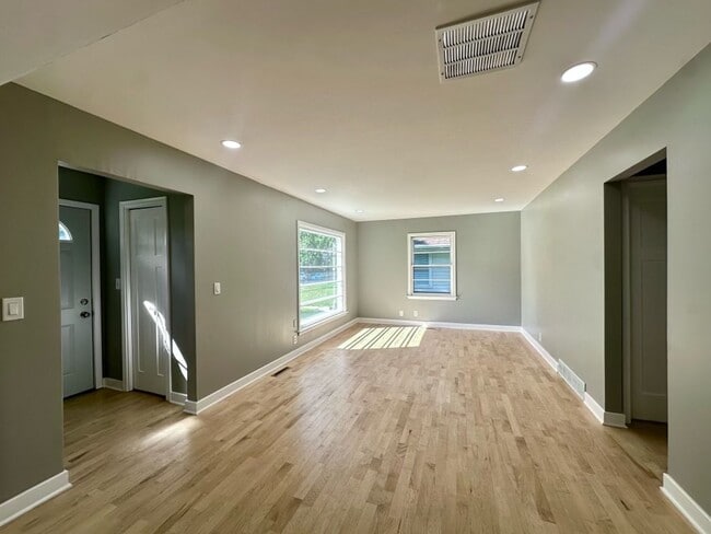 Building Photo - Beautiful 4 Bedroom, 2 Bath House for rent...