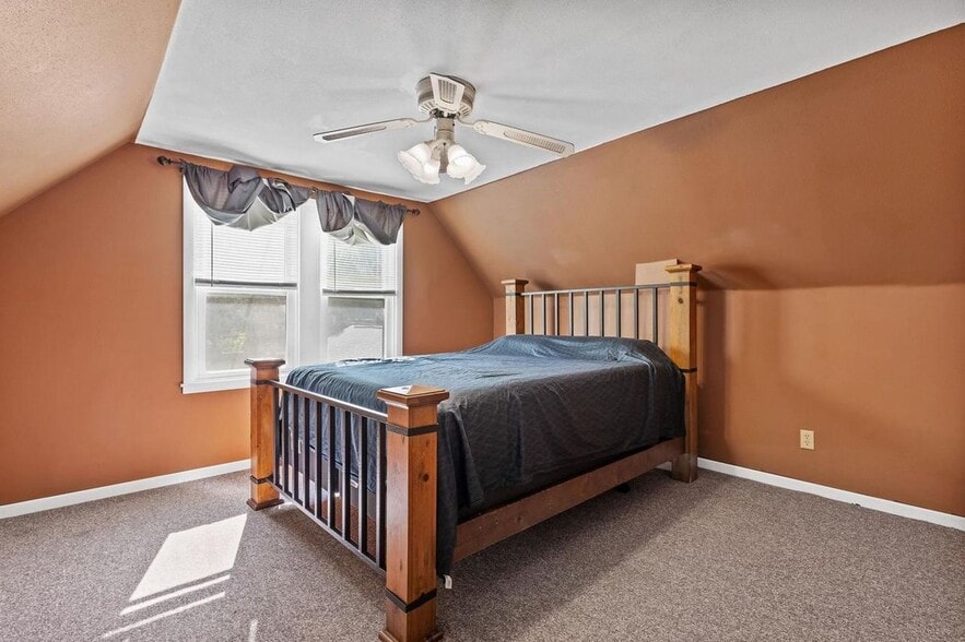 Building Photo - 1025 W 8th St