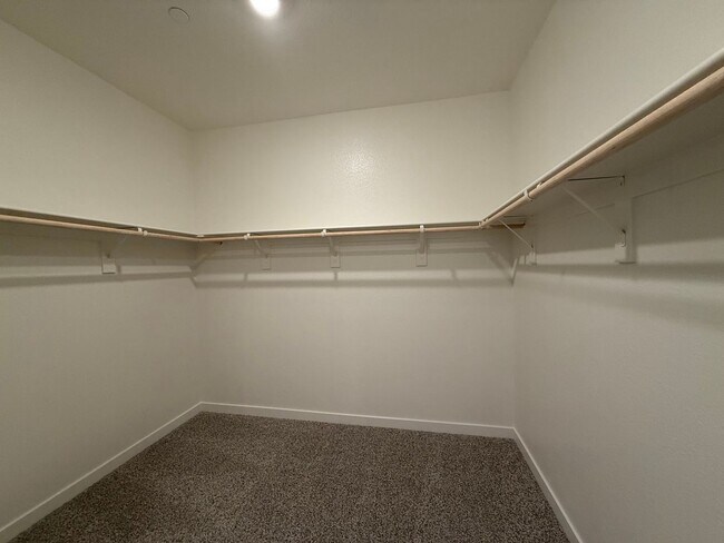 Building Photo - Beautiful 4 bed 2 bath located in West Ros...