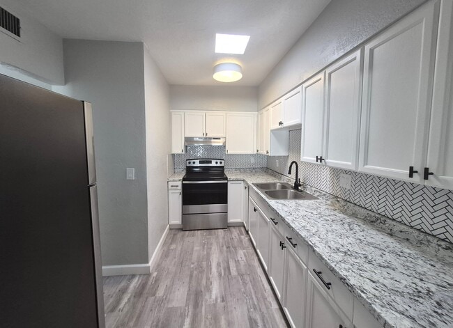 Building Photo - 3459 E Pima St