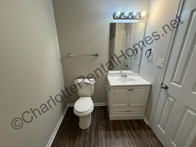 Building Photo - Spacious two story home in Charlotte