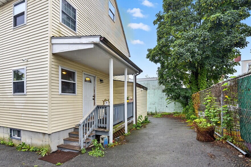 Building Photo - 12 Fenton St
