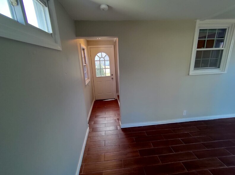 Building Photo - 134 W Side Dr