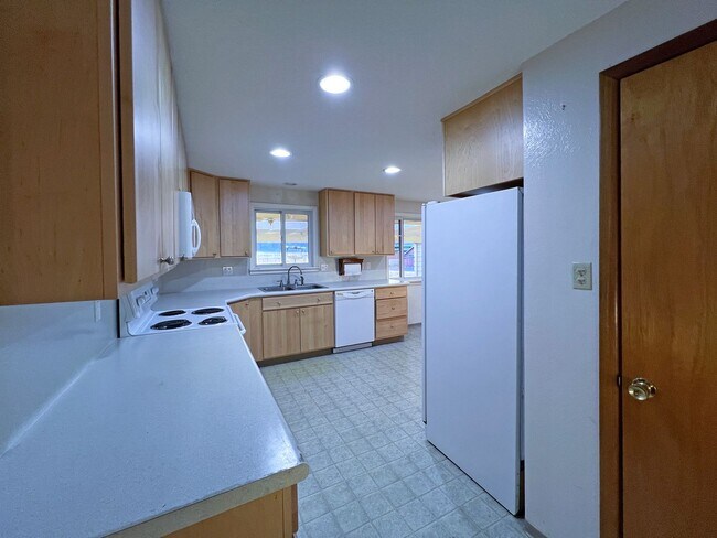 Building Photo - Rental ranch rambler - 3 bed, 2.5 bath, 2 ...