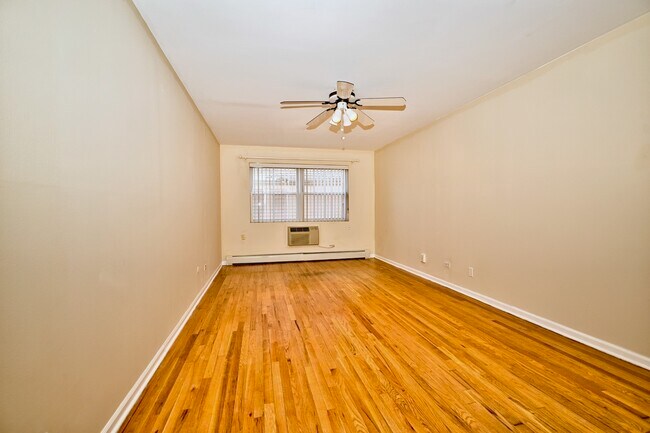 Building Photo - 1930 W Estes Ave