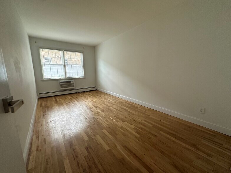 Master Bedroom - 1843 Clintonville St