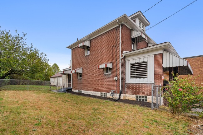 Building Photo - Gorgeous 3 bedroom home in Clairton availa...