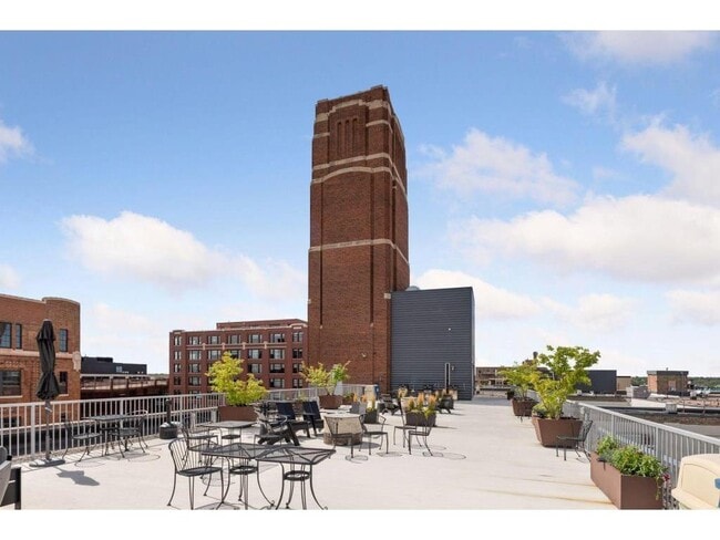 Building Photo - 700 N Washington Ave