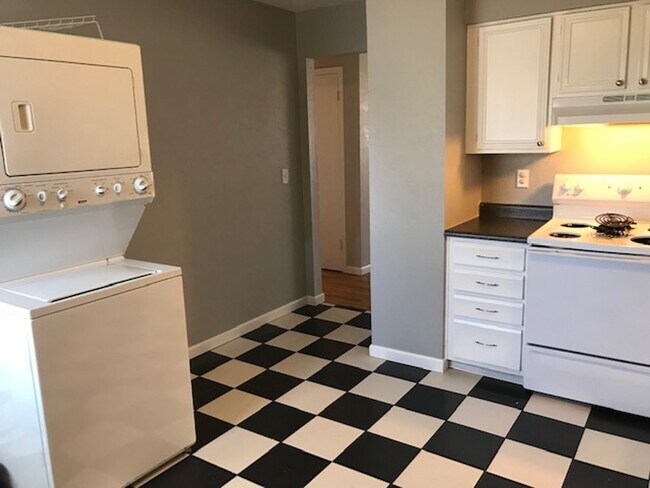 Building Photo - Bright & Beautiful Top Floor 2-bedroom 1 Bath Across Berkeley Park Lake