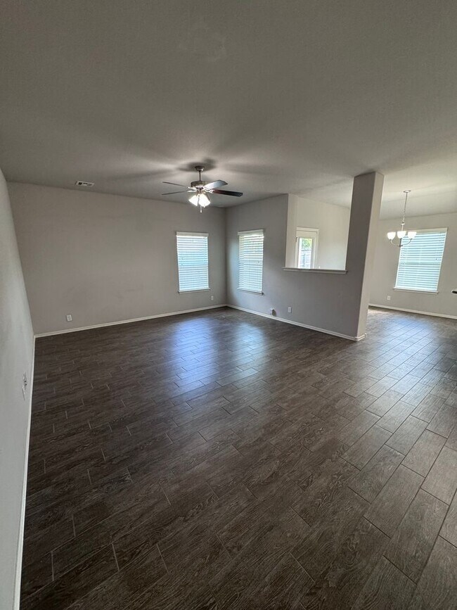 Building Photo - Lovely Southern Reserve 3 Bed 2 Bath - Jen...