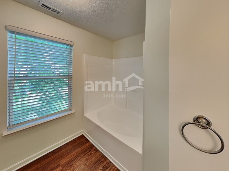 Building Photo - 147 Peterborough Dr