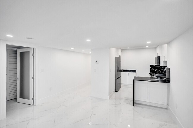 Building Photo - 3625 N Country Club Dr