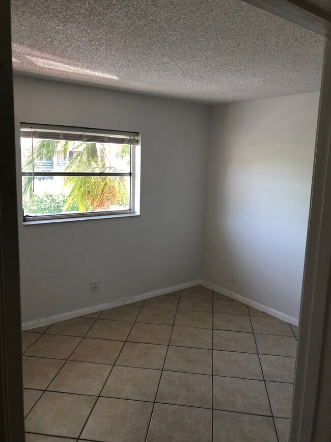 Building Photo - 5192 NE 6th Ave