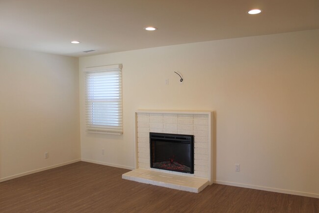 Building Photo - Completely Remodeled Central Ventura Home!