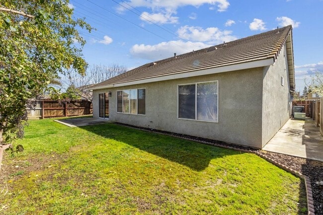 Building Photo - Coming in July!!! 3 Bedroom 2 bath!