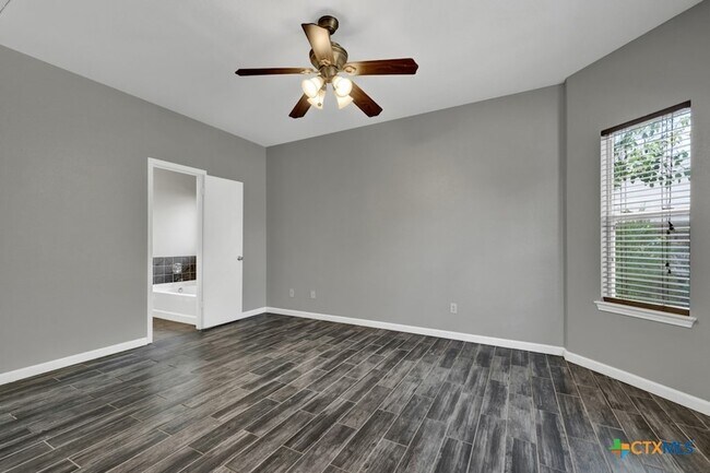 Building Photo - 400 Summer Dr