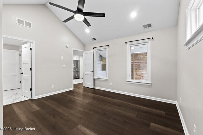 Building Photo - 1112 E Burnett Ave