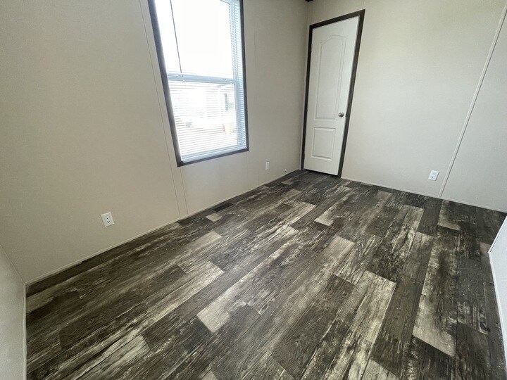 Building Photo - 16220 Frontenac Ave