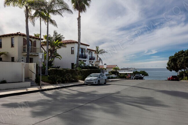 Building Photo - OPEN HOUSE: 12/13 1-2PM ~ 3BR Townhome with Garage, 1 BLOCK from Ocean!
