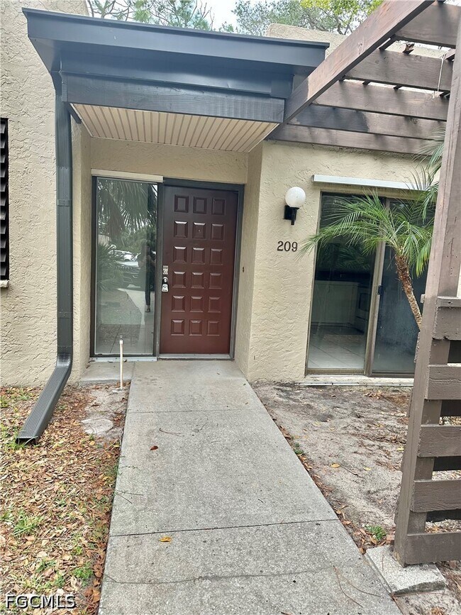 Building Photo - 209 Pinebrook Dr