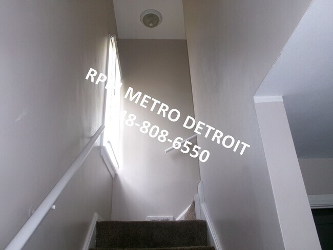 Building Photo - UPDATED COLONIAL HOME IN DETROIT