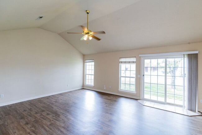 Building Photo - ***255 B ravenwood Blvd***