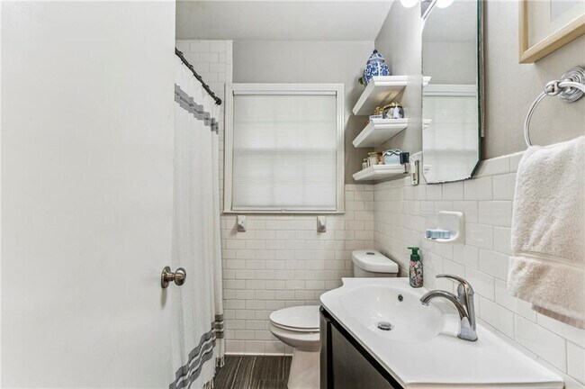 Building Photo - 2592 Woodacres Rd NE