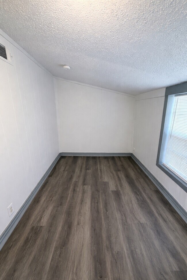 Building Photo - 608 E 4th St