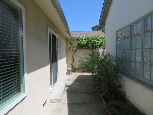 Building Photo - 2 bed 1 bath house in the Capitola jewel box